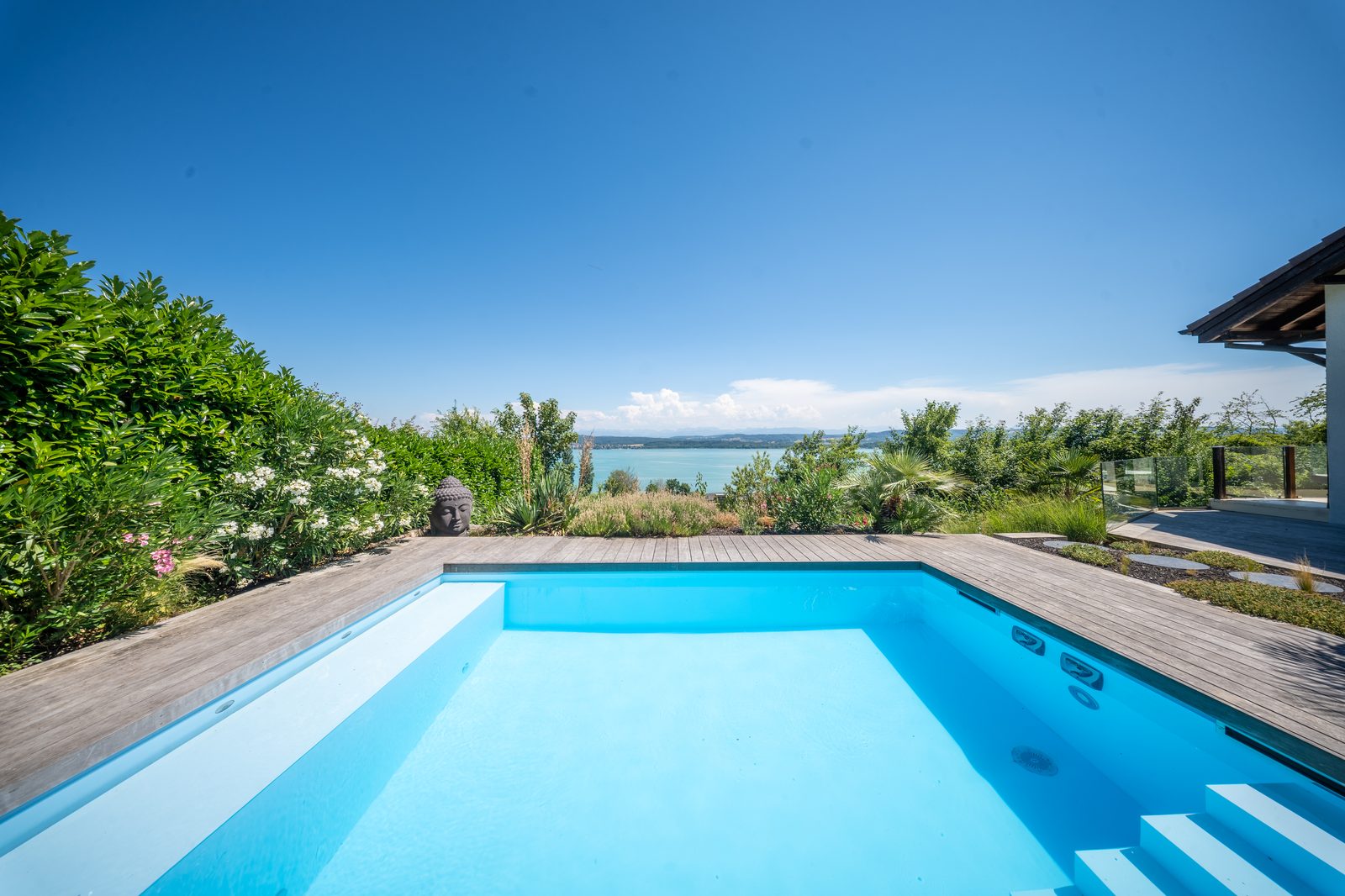 Vorher: Pool bei Tag
